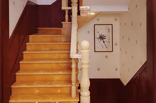滨海中式别墅室内汉白玉石楼梯的定制安装装饰效果